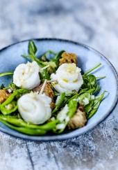 Rouleaux de sole à la vapeur de thé, salade de pousses d&#039;épinards