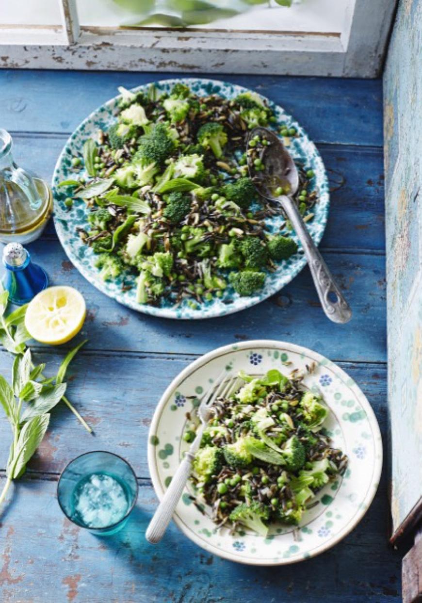 Salade de légumes verts au riz sauvage et au basilic thaï