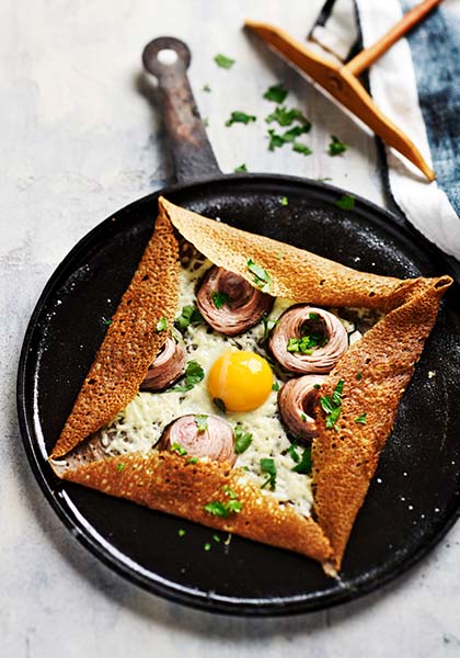 Galette à l&#039;andouille de Guémené, oeuf et fromage