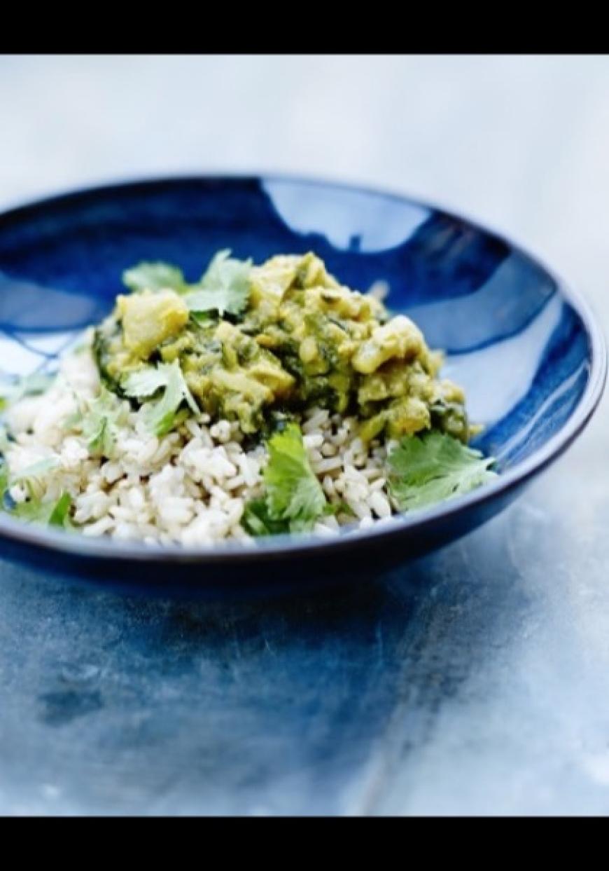 Riz semi complet au curry d&#039;épinards et de lentilles