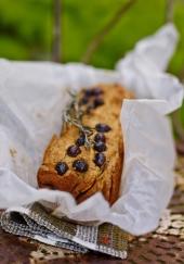 Cake aux olives noires, mozzarella, tomates et romarin