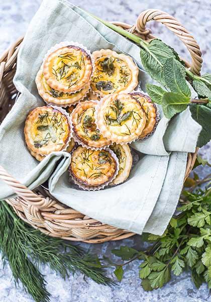 Mini quiches aux herbes de printemps