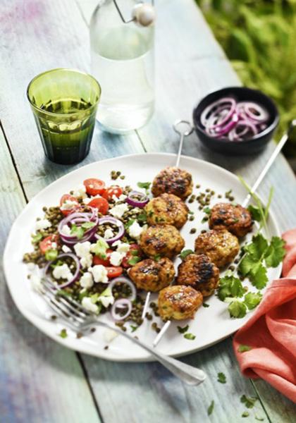 Brochettes de boulettes de poulet, salade de lentilles