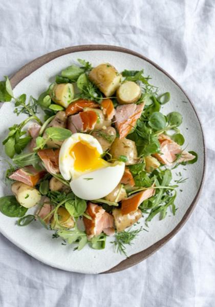 Salade de saumon, œuf mollet et pommes grenaille