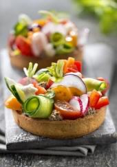 Tarte du jardin à la tapenade et aux légumes crus