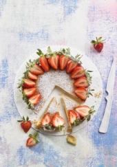 Gâteau vegan à la farine d&#039;amandes, au lait de soja et aux fraises