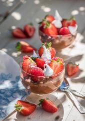 Mousse légère au chocolat et fruits rouges