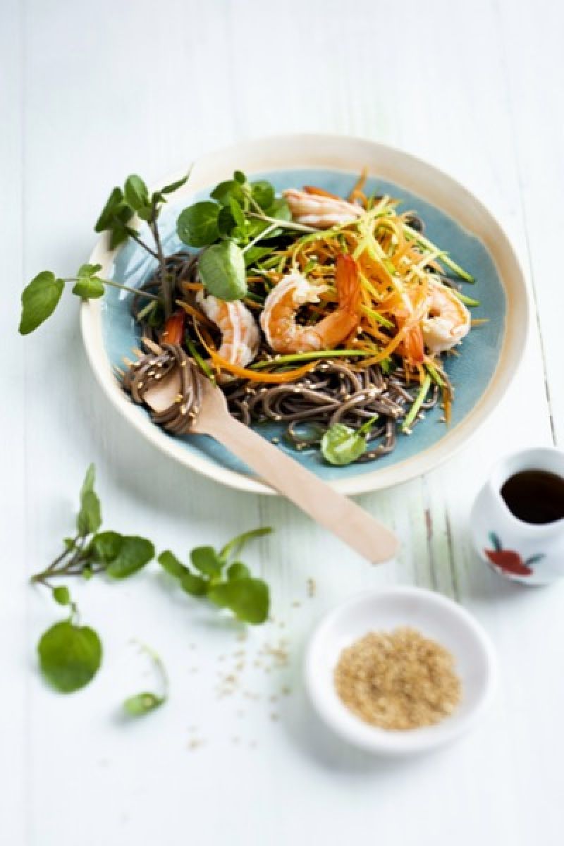 Salade de nouilles soba aux crevettes, sauce soja, sésame et citron vert