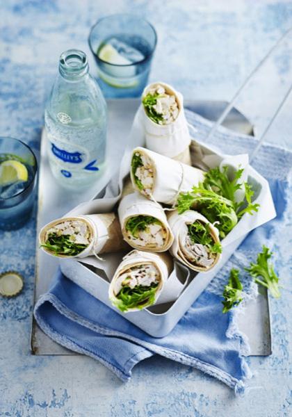 Tortillas au poulet, légumes et salade