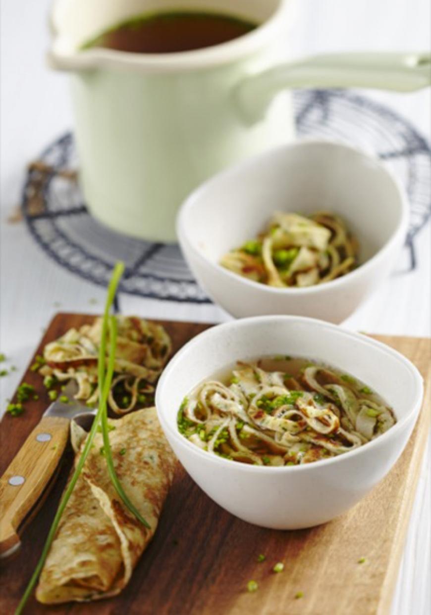 Bouillon aux crêpes et aux fines herbes