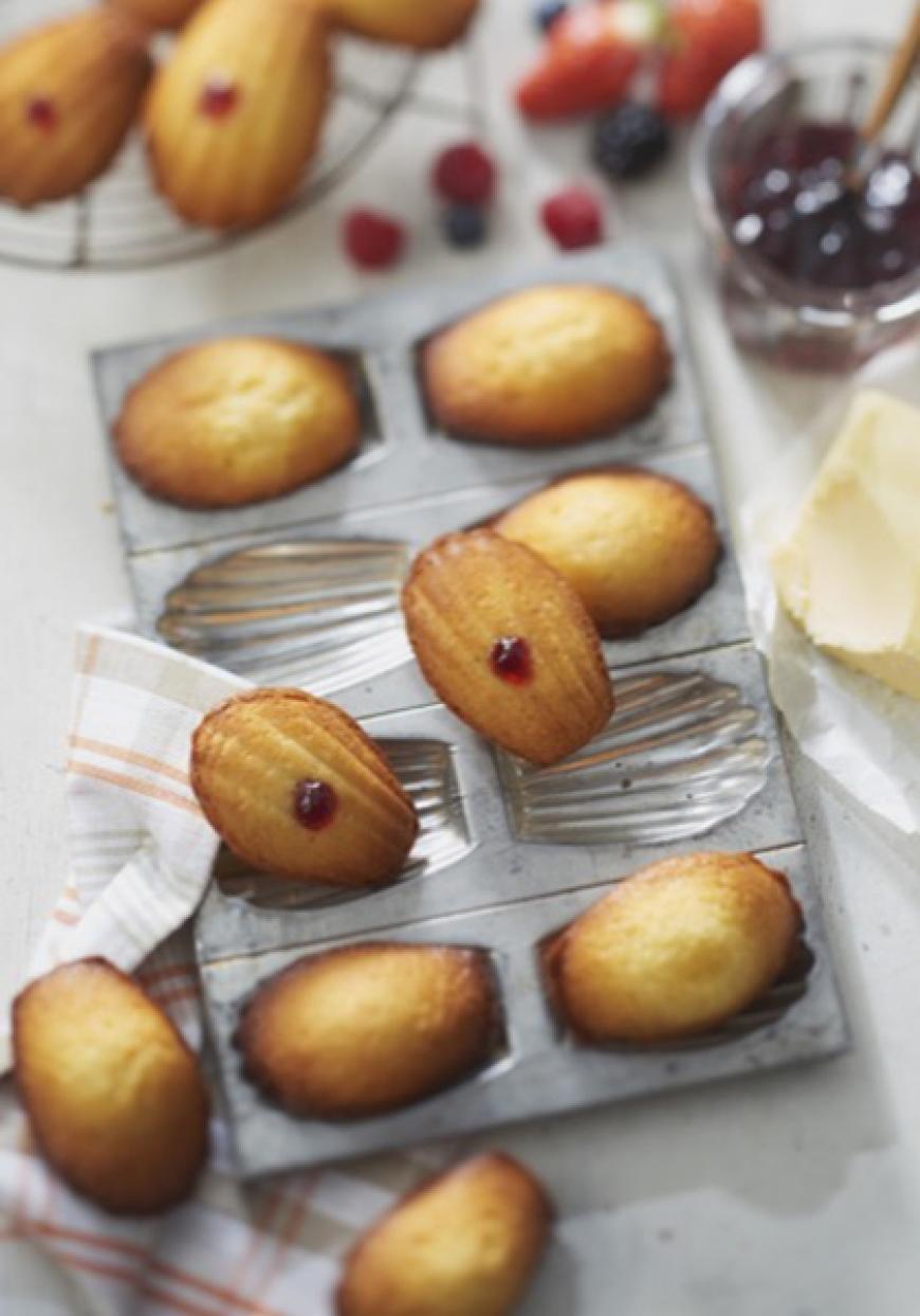 Madeleines fourrées à la confiture de fruits rouges