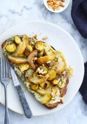 Tartine veggie, gorgonzola, poires et choux de Bruxelles