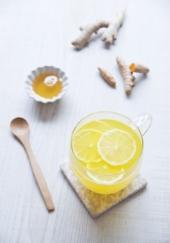 Eau détox au citron, gingembre et curcuma