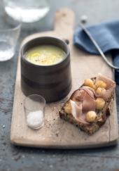 Soupe de panais, tartine au jambon cru et aux pétoncles