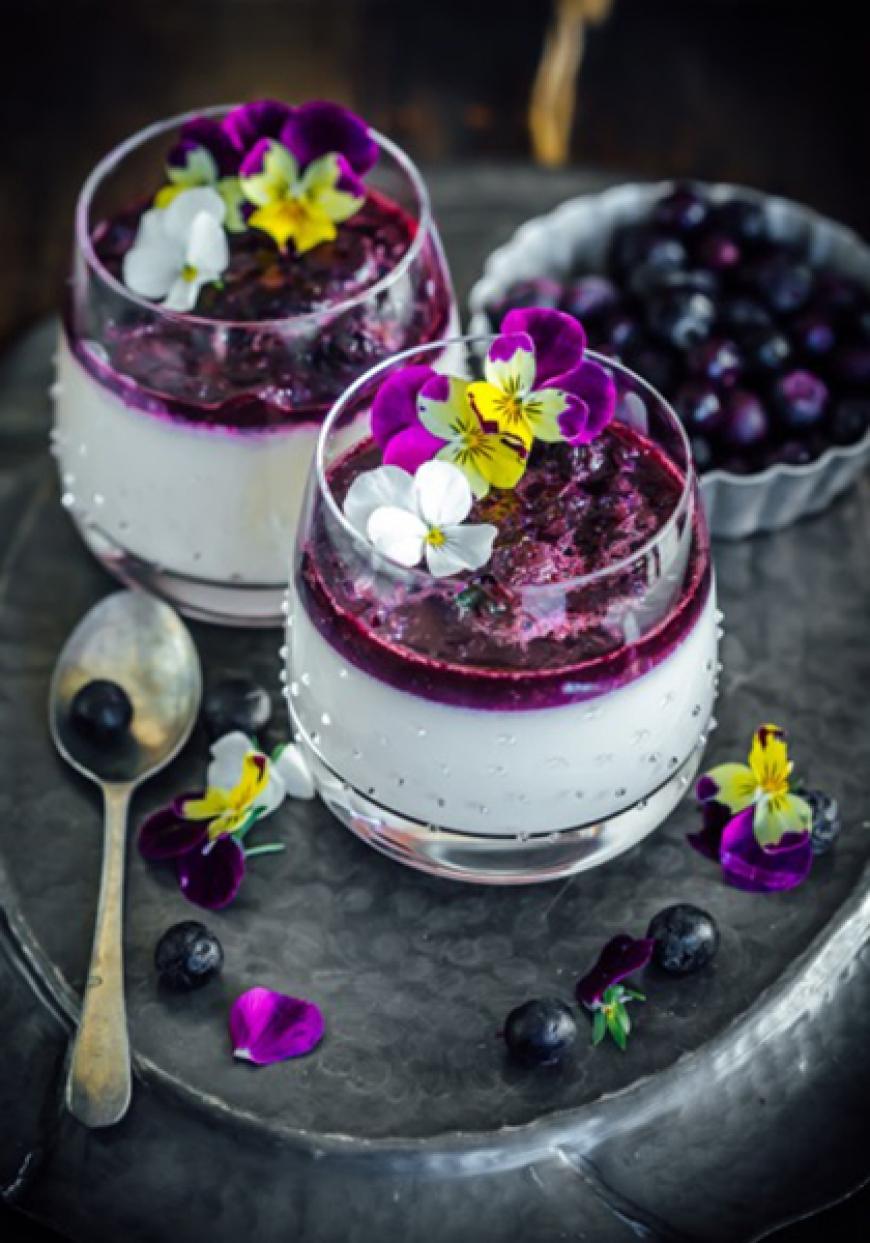 Panna cotta au lait de coco et compotée de myrtilles