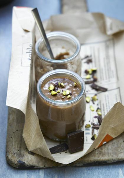 Crèmes au chocolat légères et éclats de pistaches