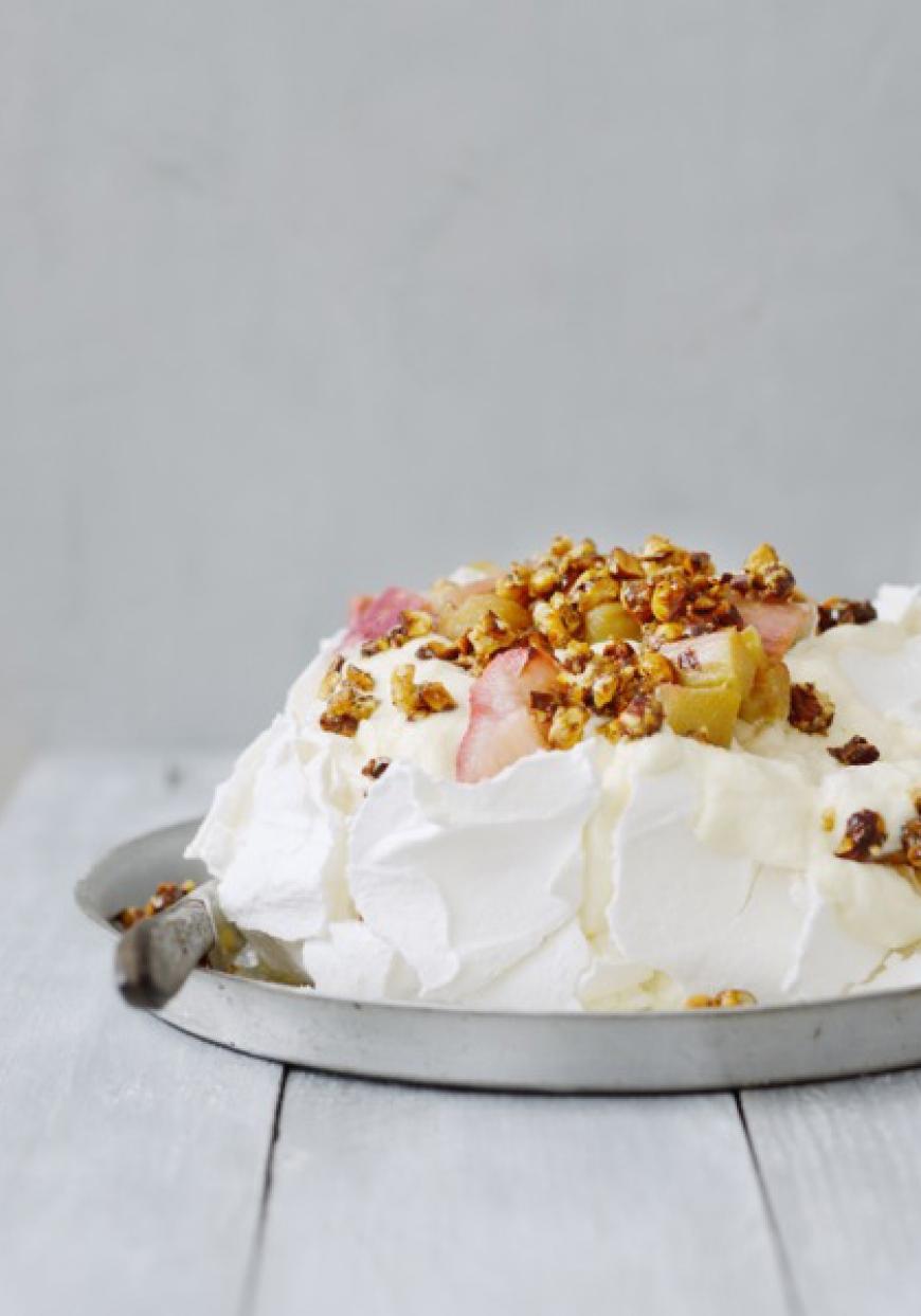 Pavlova chocolat blanc, rhubarbe et noisettes caramélisées