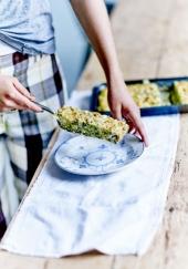 Gâteau de légumes verts, ciboulette et pignons