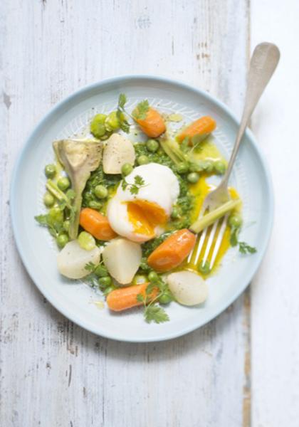 Œuf mollet et petits légumes de printemps