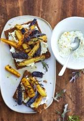 Tartines au chèvre frais, aux deux carottes, à l&#039;orange et au cumin