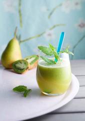 Jus détox poire kiwi et menthe au thé vert