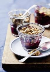 Crumble aux prunes et aux noix