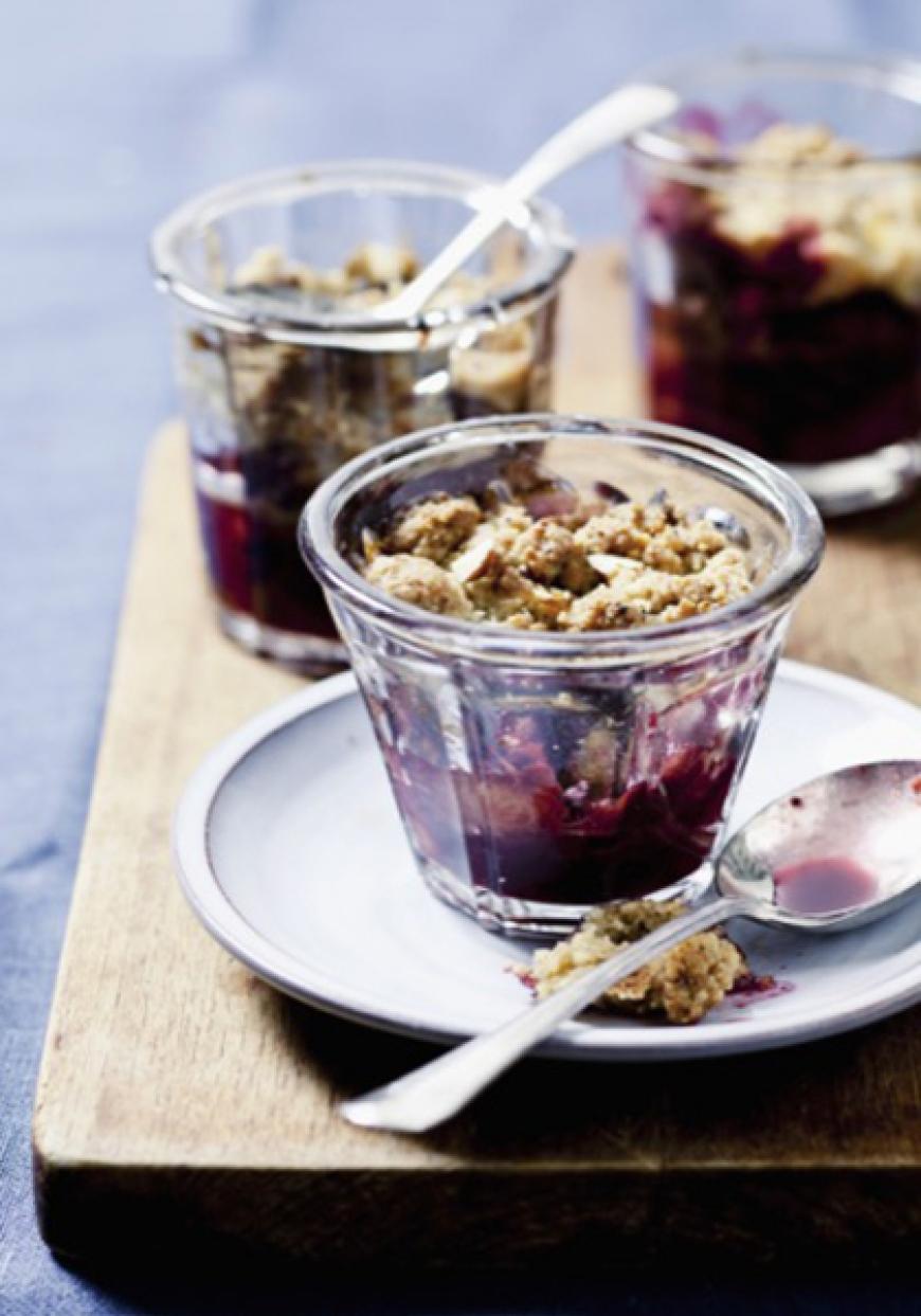 Crumble aux prunes et aux noix