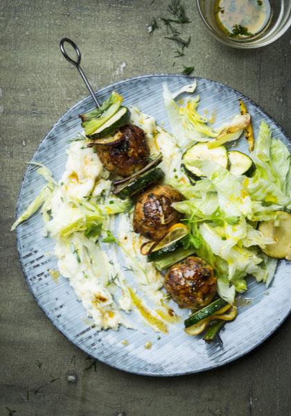 Brochettes de boulettes d&#039;agneau, purée et salalde d&#039;été