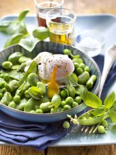 Salade de fèves, pois gourmands et petits pois, œuf mollet