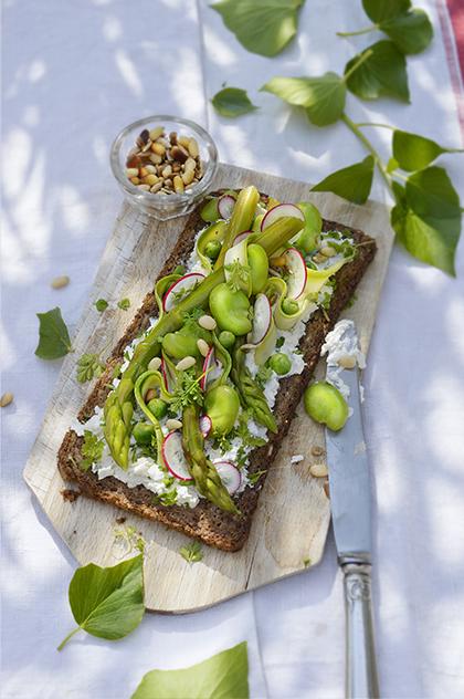 Bruschetta aux asperges, fèves et petits pois