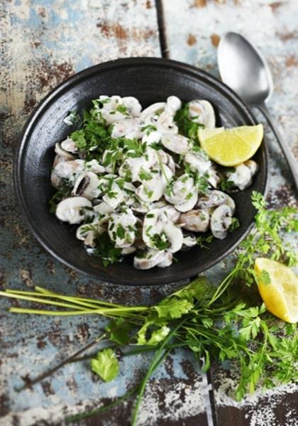 Salade légère aux champignons et aux herbes, sauce au raifort et au citron