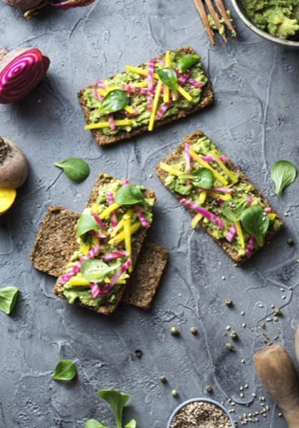 Tartines de pain noir à la crème d&#039;avocat et lamelles de betterave