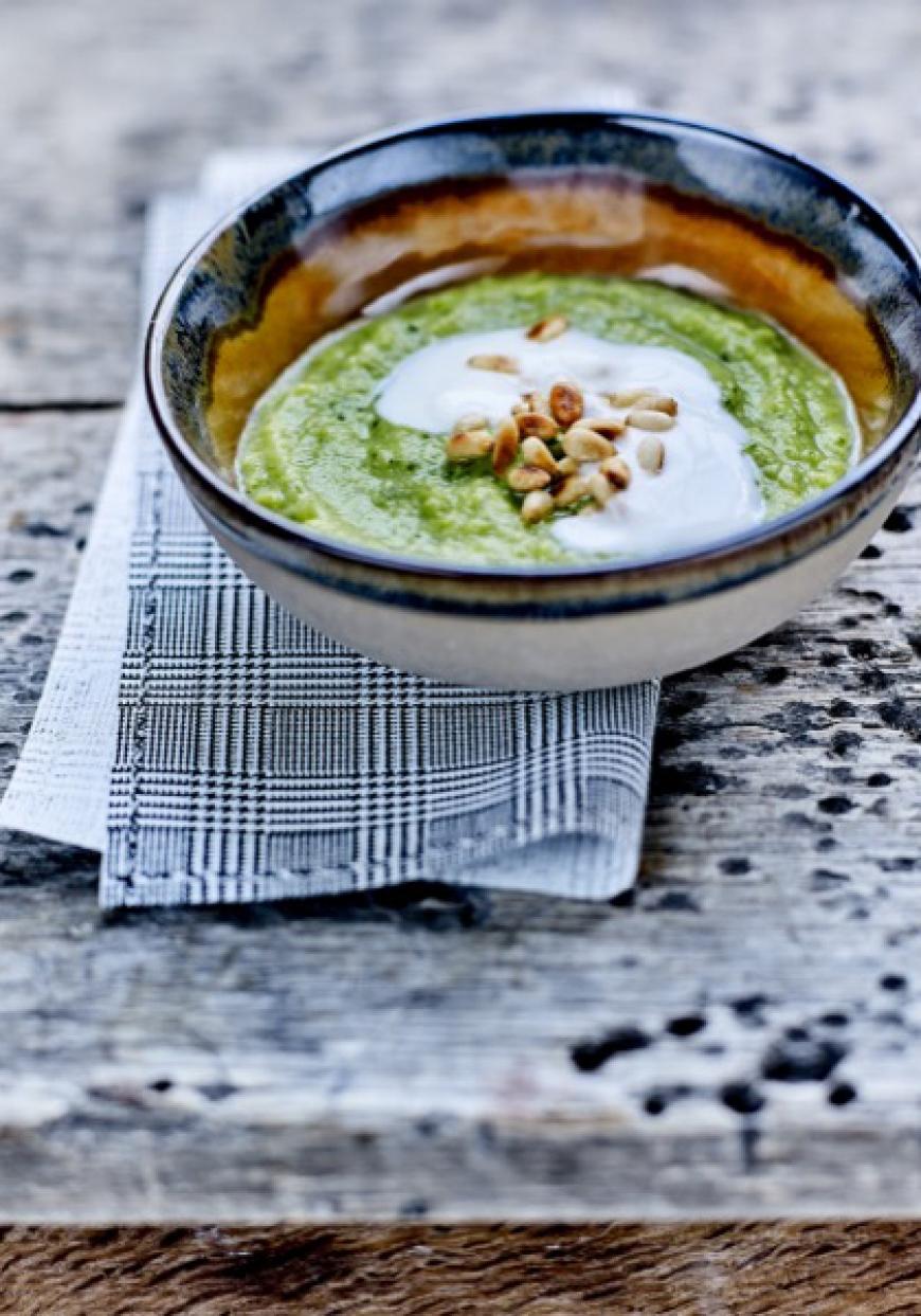 Soupe de brocoli à l&#039;avocat, herbes, lait fermenté et pignons