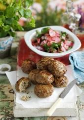 Boulettes d’agneau épicées, salade de radis et cresson