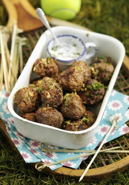 Boulettes d&#039;agnau aux herbes, sauce au yaourt