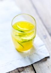 Eau détox ananas, curcuma et citron vert