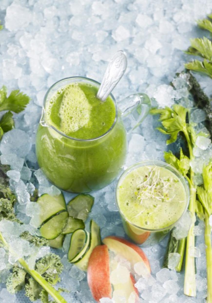 Smoothie à la pomme, concombre, céleri et graines germées