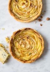 Tarte en tourbillon de pomme au roquefort et aux noisettes