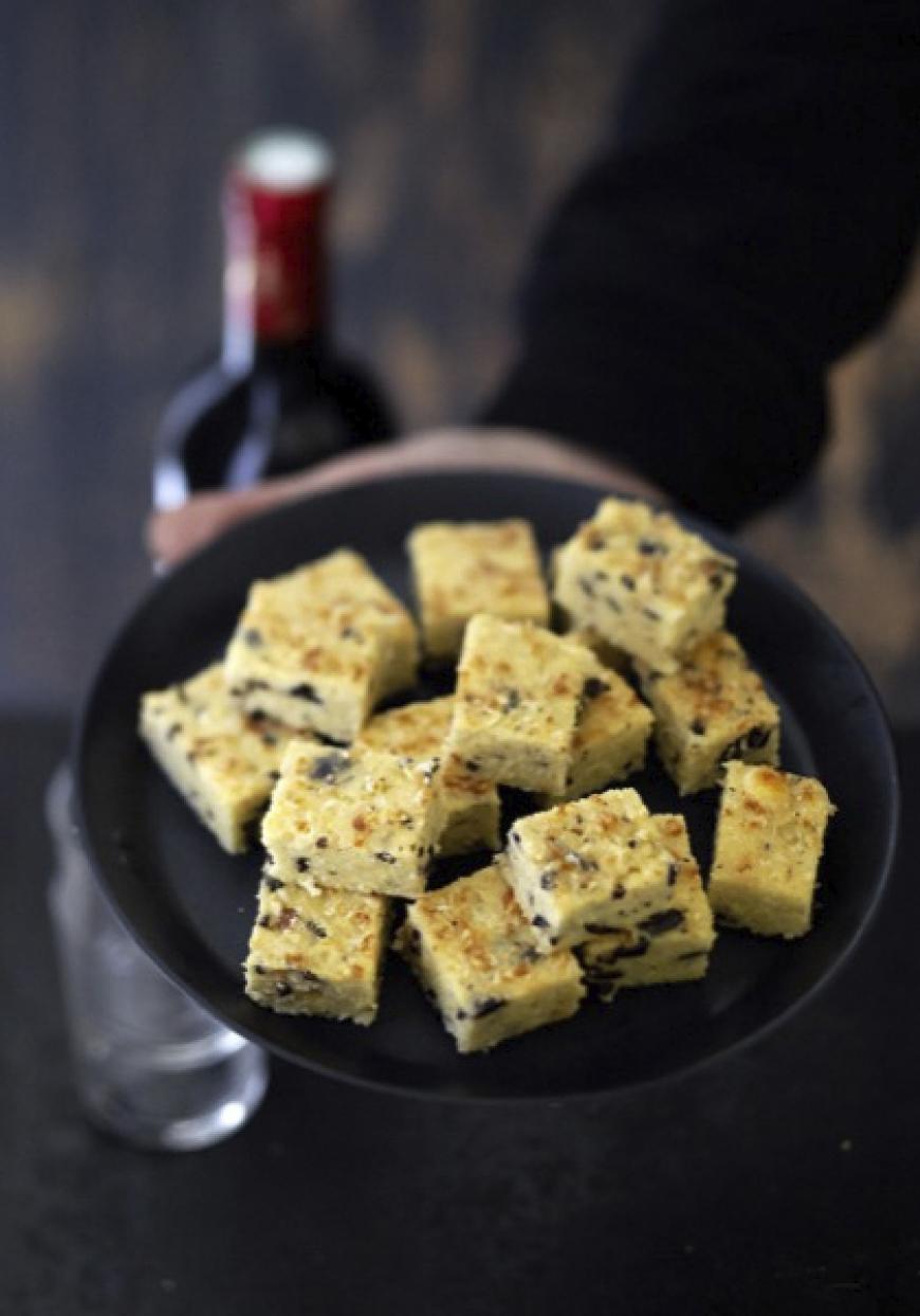 Bouchées de polenta aux olives et au parmesan