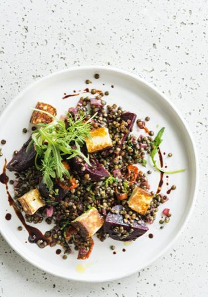 Salade de lentilles, betteraves rouges et halloumi grillé