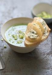 Soupe de brocolis, tartine à la poire et au bleu