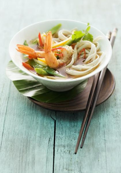 Soupe asiatique aux nouilles, crevettes et légumes