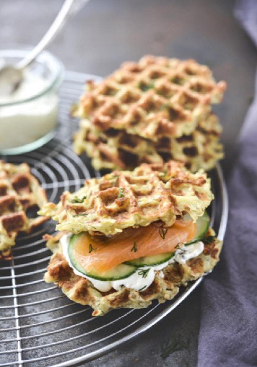 Gaufres de pommes de terre à la crème, saumon, concombre et aneth