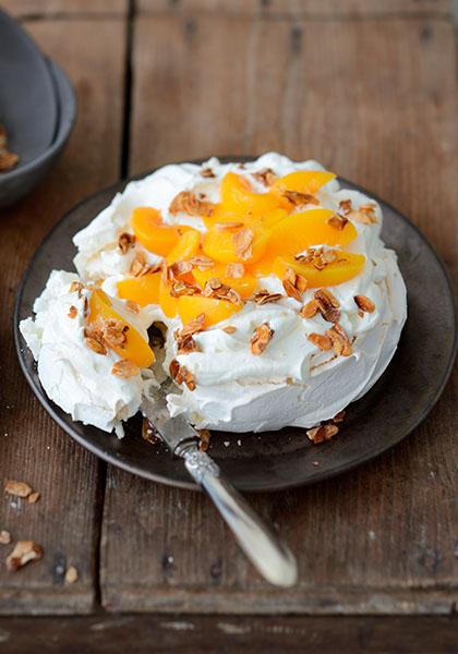 Pavlova aux pêches et aux amandes