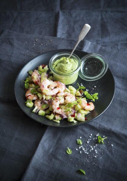 Salade de crevettes et concombres à la crème d&#039;avocat