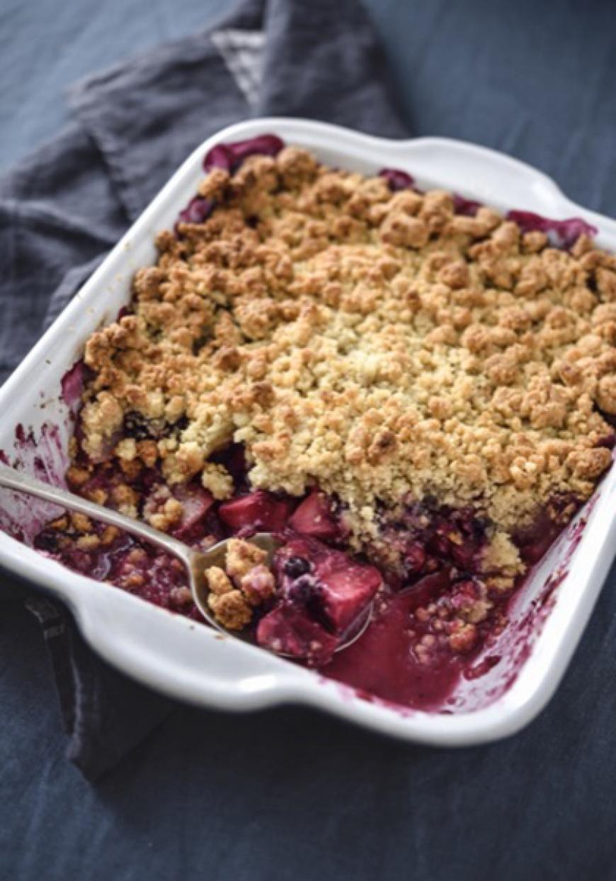 Crumble pommes, poires et fruits rouges