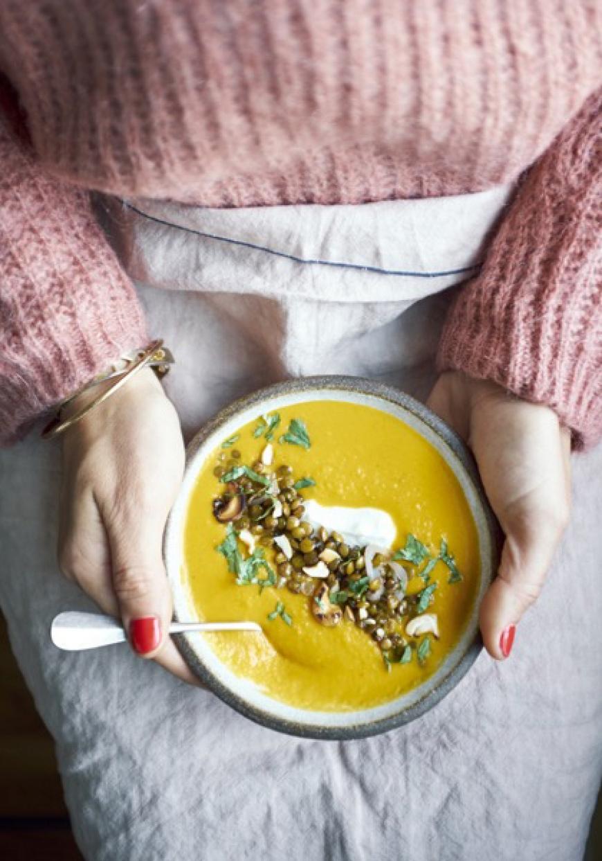 Soupe de patates douces au curry, lait de coco, lentilles et noix de cajou