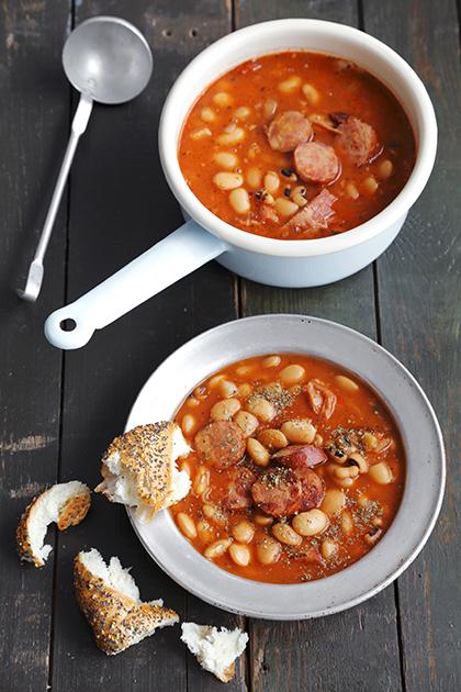 Haricots à la tomate et saucisse fumée