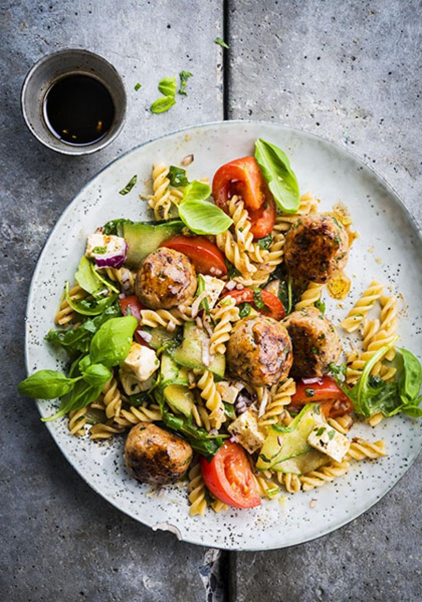 Salade de pâtes aux boulettes de poulet