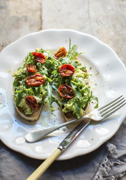 Toast à l&#039;avocat, roquette et tomates séchées